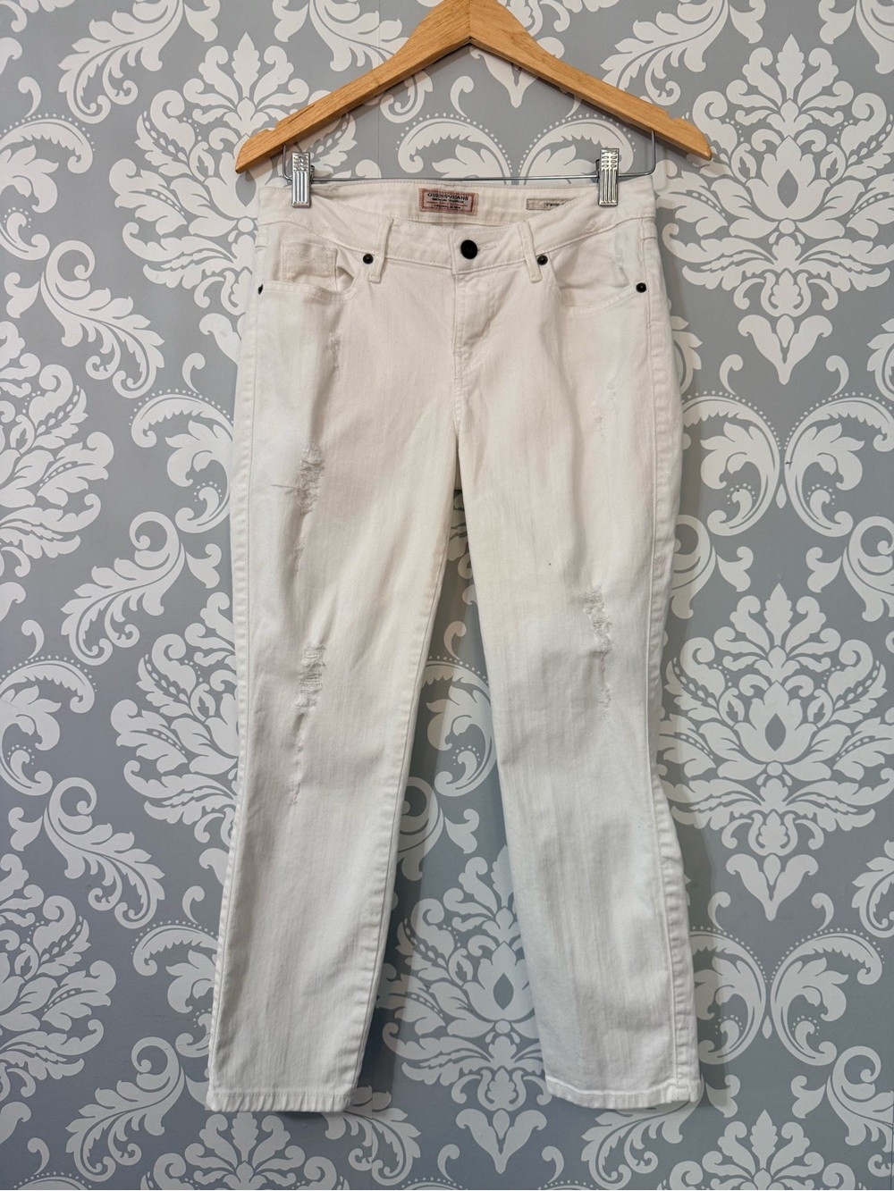 💫2/$25 •  GUESS White Distressed Skinny Crop Mid Jeans